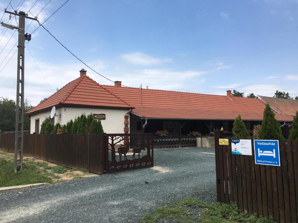 Vadaszhaz Hotel Egyhazasradoc Exterior photo