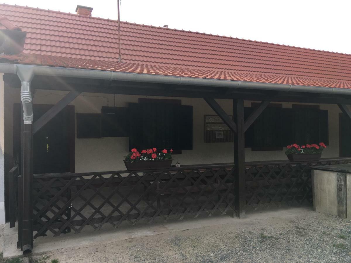 Vadaszhaz Hotel Egyhazasradoc Exterior photo